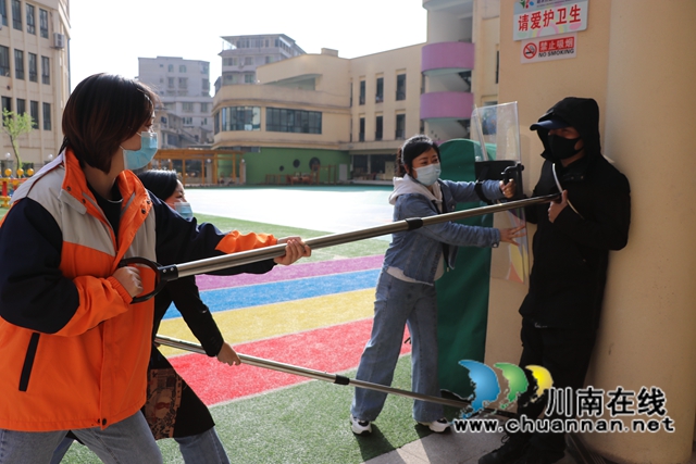 叙永县永宁幼儿园开展反恐防暴安全演练(图2)