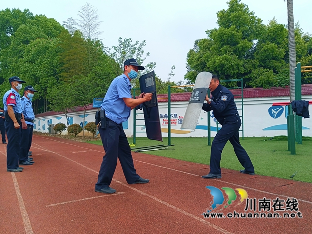 泸县百和镇：开展反恐培训，构建平安校园(图1)