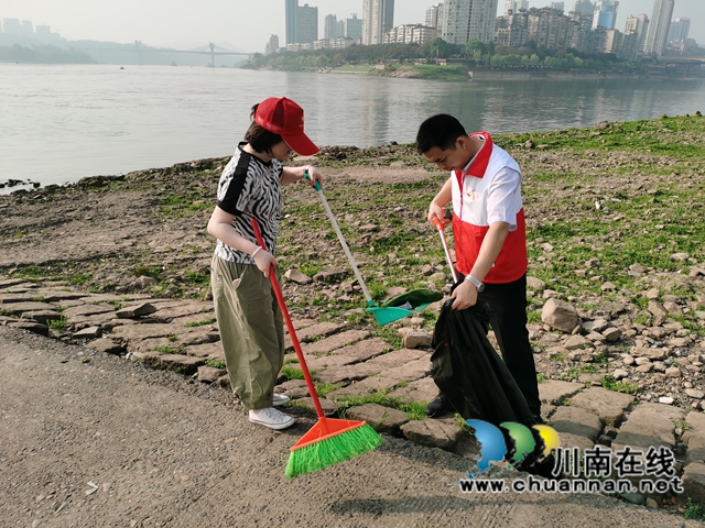 龙马潭区小市街道下大街社区开展“守护山川河流 共建美丽家园”志愿服务活动(图1)