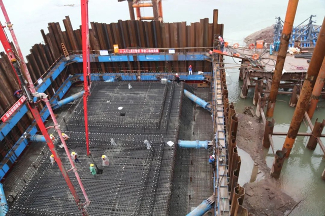 合江榕山长江大桥2号墩承台浇筑完成(图2)