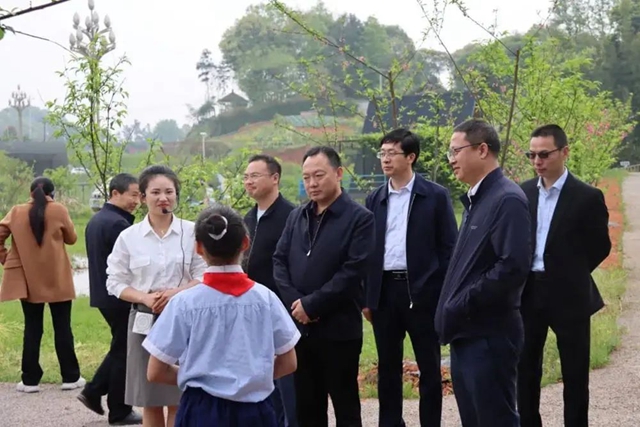 加强教育装备“建、配、管、用、研”｜王方文赴泸调研指导教育装备工作(图3)