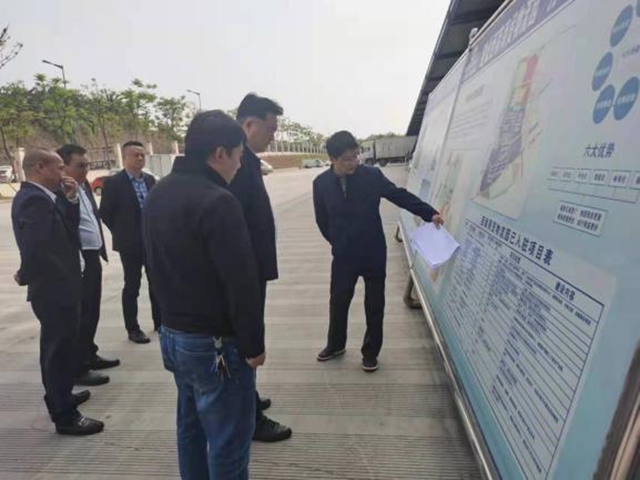 泸州市口岸物流办党组书记、主任李智带队调研现代物流发展重点项目建设(图2) 泸州市口岸物流办党组书记、主任李智带队调研现代物流发展重点项目建设(图2)