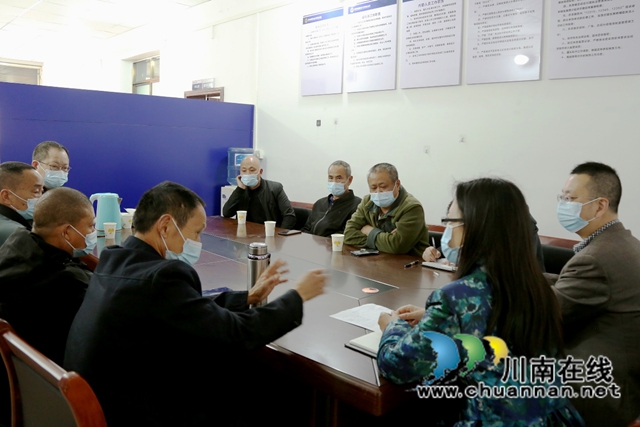 龙马潭区胡市镇召开乡厨协会座谈会(图1)