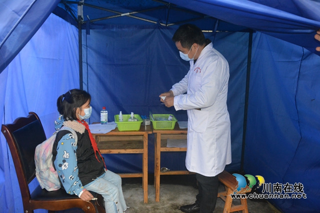 叙永县大石镇中心小学校开展疫情防控演练(图2)