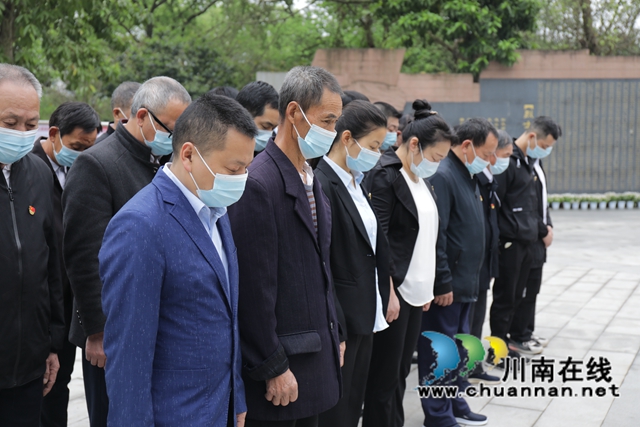 龙马潭区鱼塘街道民主社区：缅怀革命先烈，传承红色精神(图2)