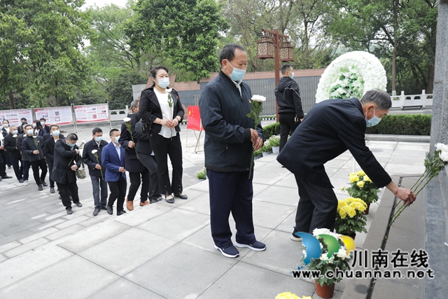 龙马潭区鱼塘街道民主社区：缅怀革命先烈，传承红色精神(图3)