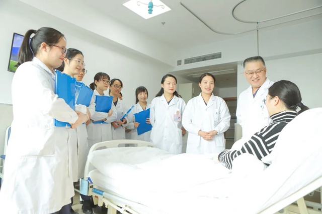【人物】靠技术圈粉的妇科男医生(图6)
