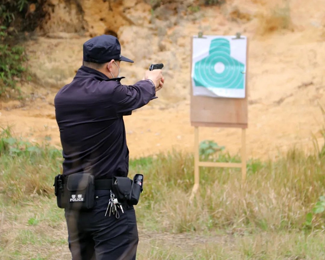 全警实战大练兵 | 泸县公安局开展公务用枪实弹射击训练(图5) 全警实战大练兵 | 泸县公安局开展公务用枪实弹射击训练(图5)