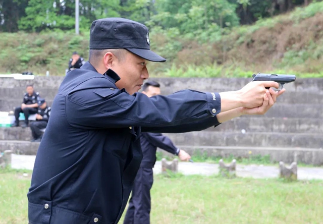 全警实战大练兵 | 泸县公安局开展公务用枪实弹射击训练(图8) 全警实战大练兵 | 泸县公安局开展公务用枪实弹射击训练(图8)