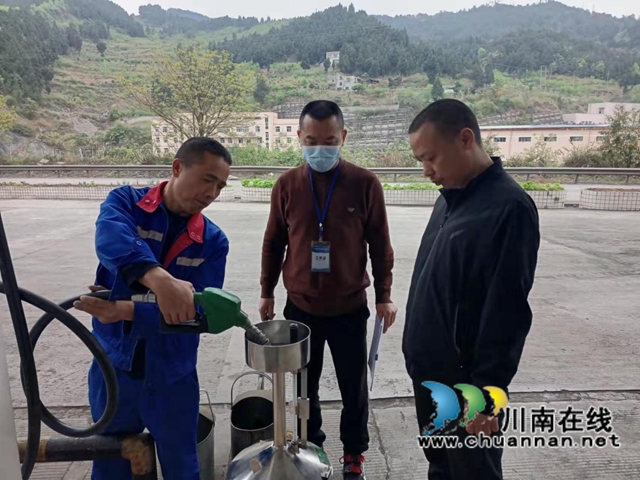 拒绝燃油“变相涨价”！古蔺县市场监管局开展加油机计量检定(图1)