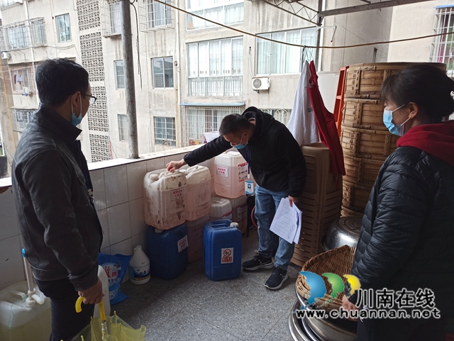 泸县毗卢镇开展餐饮单位使用醇基燃料专项检查(图1)