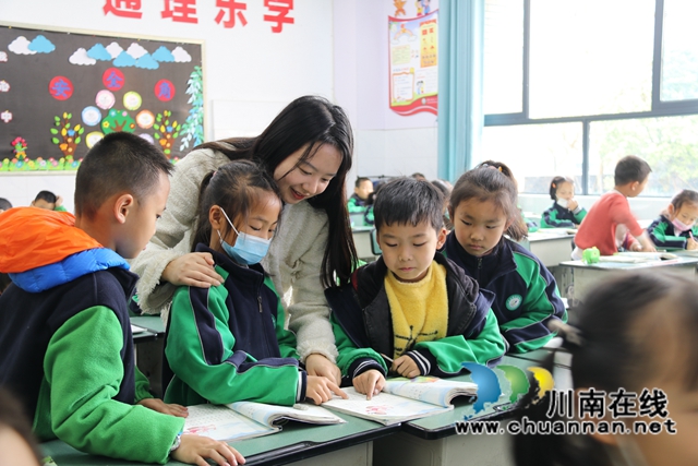 泸县“国培计划”:新教师跟岗培训有“芹”怀(图3) 泸县“国培计划”:新教师跟岗培训有“芹”怀(图3)