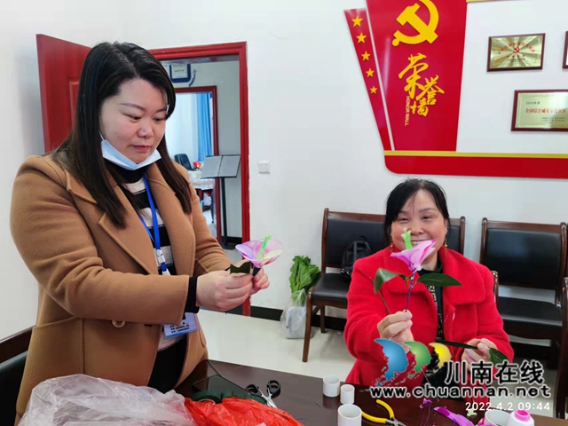 泸县云龙镇：制作丝网花 编织美好新生活(图1)