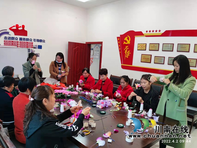 泸县云龙镇：制作丝网花 编织美好新生活(图3)