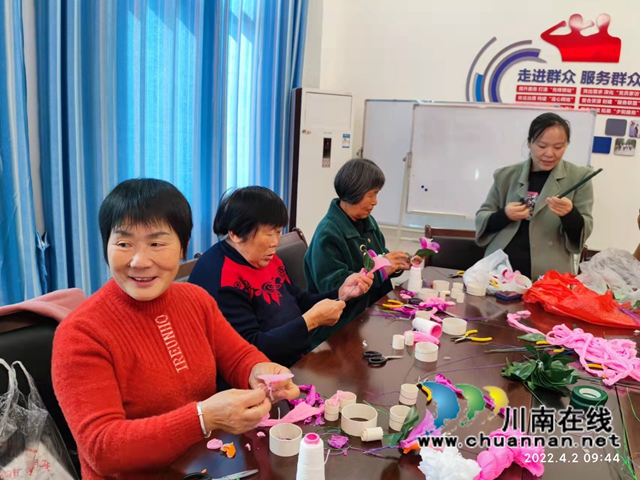 泸县云龙镇：制作丝网花 编织美好新生活(图2)