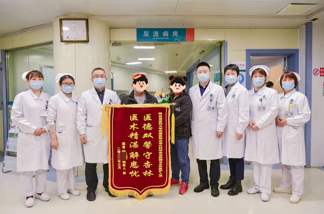 一场感冒就可能威胁生命！医生为他输入造血“种子”