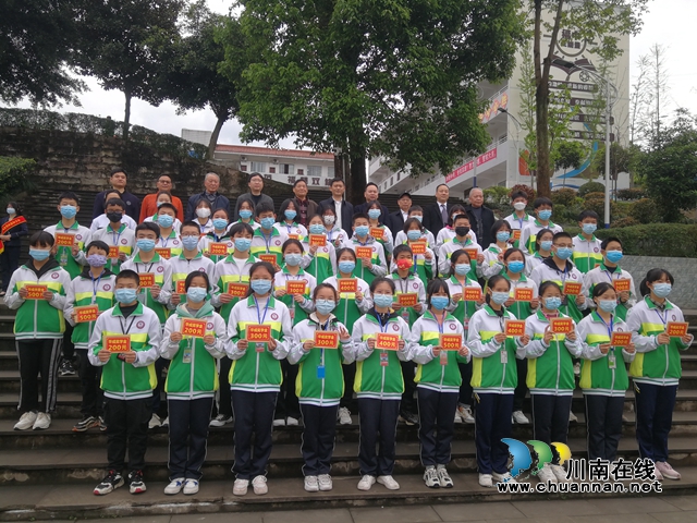 北京合江商会向合江县福宝职业中学捐赠10万元奖学金(图2) 北京合江商会向合江县福宝职业中学捐赠10万元奖学金(图2)