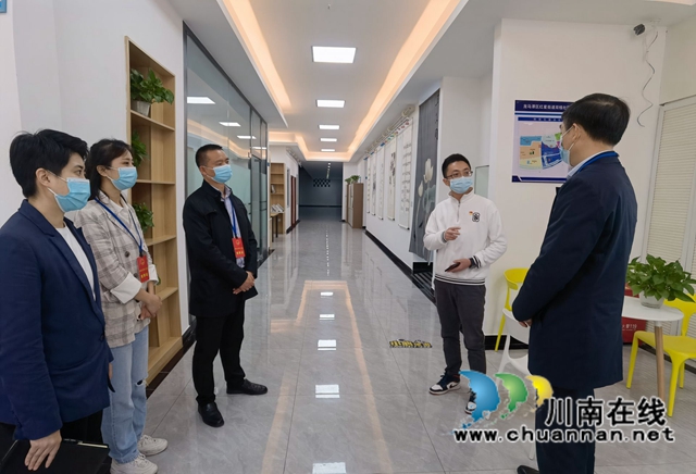 龙马潭区委常委李平视察调研红星街道人大代表联系社区工作室运行情况(图2)