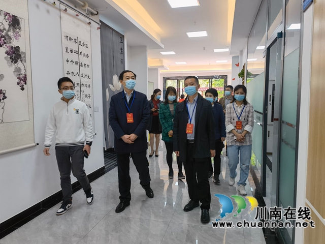 龙马潭区委常委李平视察调研红星街道人大代表联系社区工作室运行情况(图3)