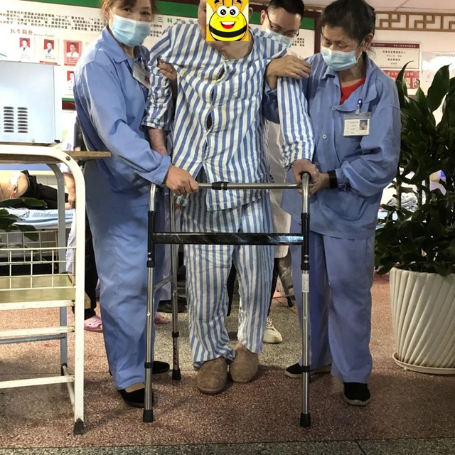 泸州市中医医院为102岁老人成功完成髋关节骨折手术(图1)