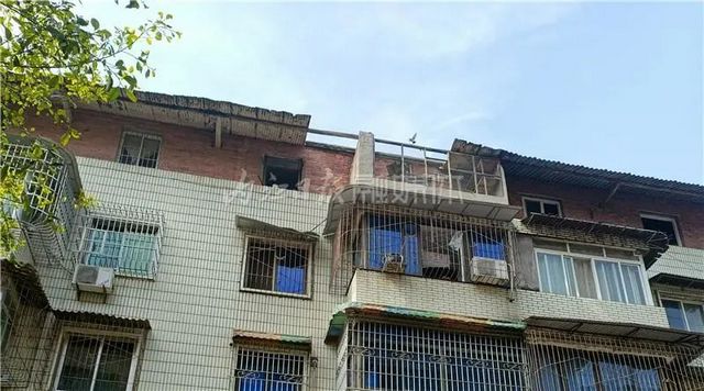 【帮办】天降巨瓦，吓坏众人！内江这幢楼居民呼吁：早除隐患——