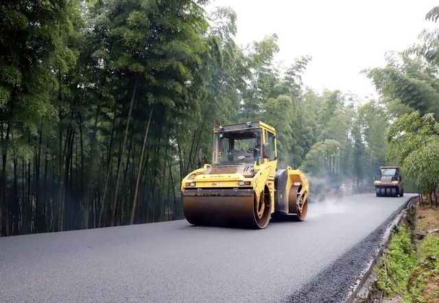 兴文僰王山景区8公里长柏油路即将完工!(图2) 兴文僰王山景区8公里长柏油路即将完工!(图2)