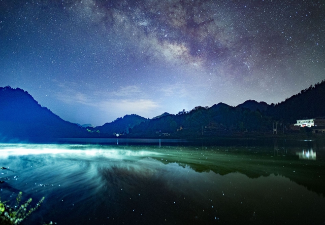 美爆!古蔺春日星空繁星灿烂 银河高悬 浪漫至极(图2) 美爆!古蔺春日星空繁星灿烂 银河高悬 浪漫至极(图2)