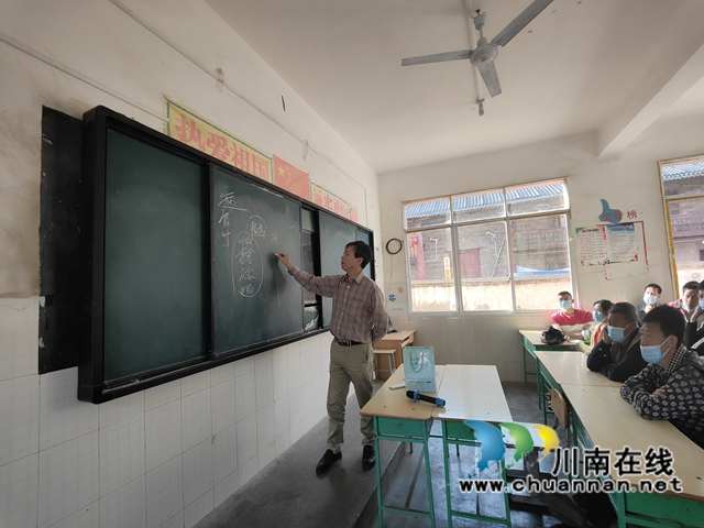 古蔺县石宝镇：“三尺讲台”进田间，乡贤授业笑开颜(图2)