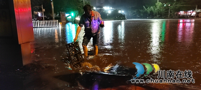 龙马潭区综合行政执法局：暴雨袭城，市政工人挑灯夜战紧急排险(图1)