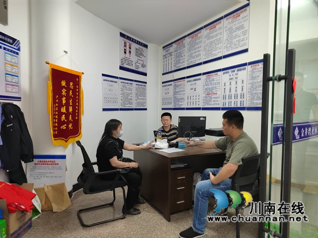 龙马潭区红星街道金井湾小区：为居民安装楼道灯，点亮居民回家路(图2)