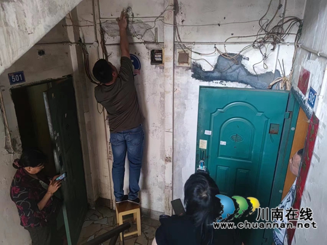 龙马潭区红星街道金井湾小区：为居民安装楼道灯，点亮居民回家路(图3)