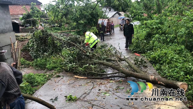 暴风过境  泸县立石镇干群齐心逆风前行！(图1)