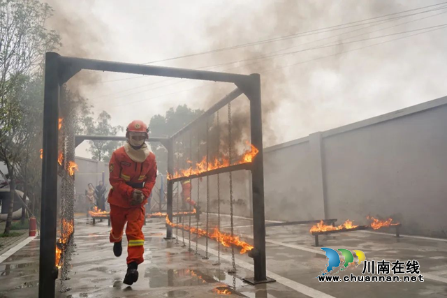 筑牢森林“防火墙”！泸县综合应急救援大队举行森林防灭火半专业队伍培训(图1)