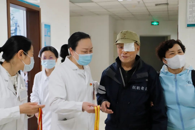 【围观】95岁抗战老兵为谁点赞？(图3)