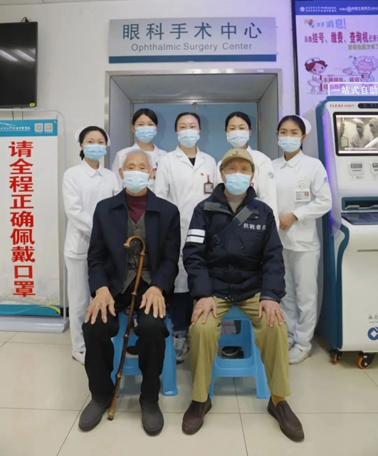 【围观】95岁抗战老兵为谁点赞？(图4)