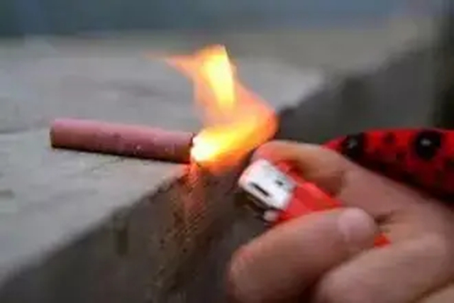 合江：当街燃放鞭炮 行人车辆被迫绕行 4人被处罚！