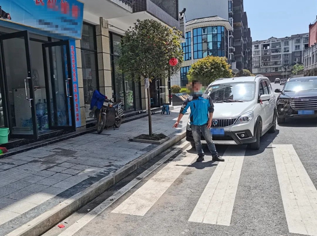 合江：当街燃放鞭炮 行人车辆被迫绕行 4人被处罚！(图2)