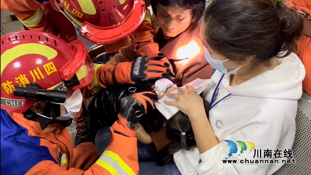 电动指甲钳夹住女童嘴　合江消防及时解围