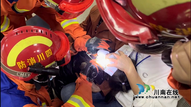电动指甲钳夹住女童嘴　合江消防及时解围(图4)