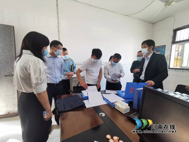纳溪区副区长向来富督导食品安全工作(图2)