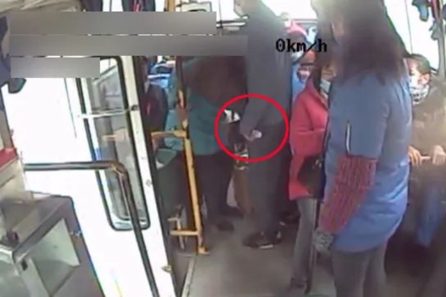 朋友结伴“摸包”分赃，双双被刑拘！(图3)