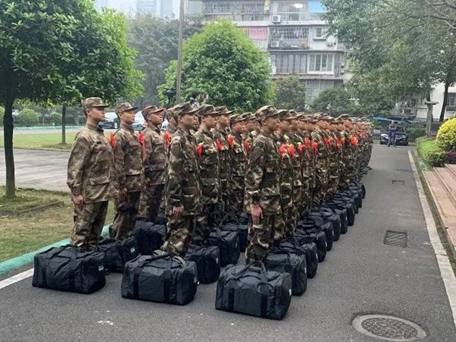 四川首家高校退役军人服务站在泸职院挂牌(图4)