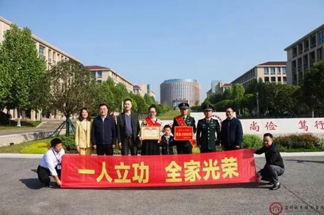 四川首家高校退役军人服务站在泸职院挂牌(图5)