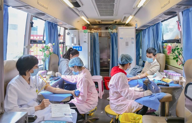 传递情与爱 西南医大附院217名职工献血59800毫升(图3) 传递情与爱 西南医大附院217名职工献血59800毫升(图3)