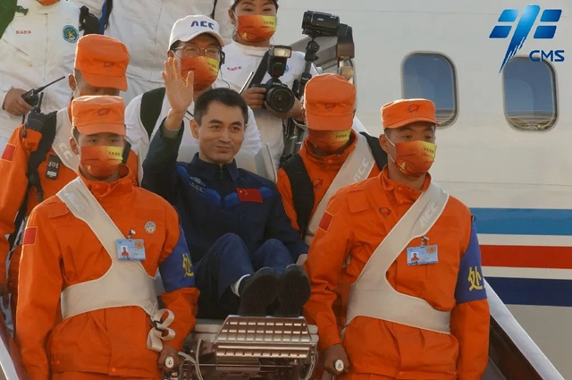 航天员出舱被抬着走?他们的身体变化超出想象!(图4) 航天员出舱被抬着走?他们的身体变化超出想象!(图4)