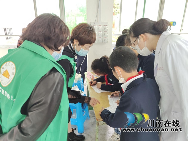 民盟泸州市委开展“同心健康行”义诊活动(图2)