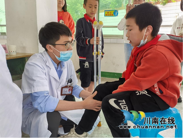 民盟泸州市委开展“同心健康行”义诊活动(图3)