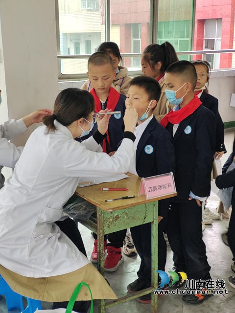 民盟泸州市委开展“同心健康行”义诊活动(图4)