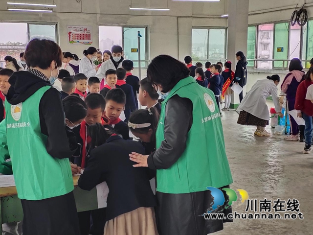 民盟泸州市委开展“同心健康行”义诊活动(图5)