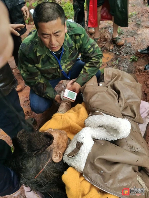 自贡83岁老人失足坠崖，坚持三天三夜，奇迹生还！